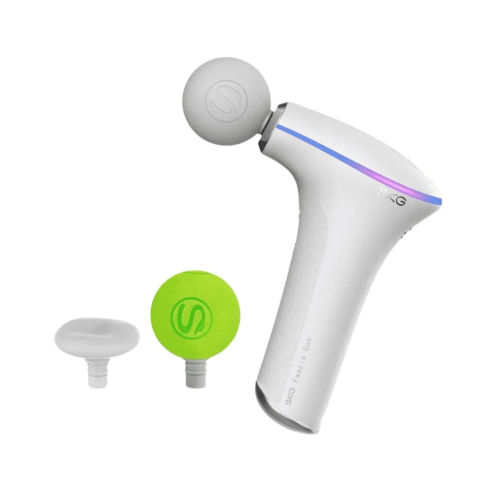 Masažo pistoletas baltas pagrindinis vaizdas su antgaliais borealis.lt